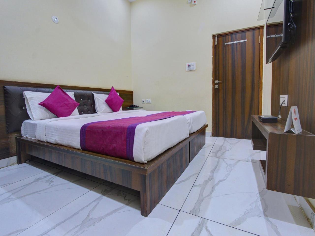 Oyo 7627 Royal Plaza Hotell Hyderabad Eksteriør bilde